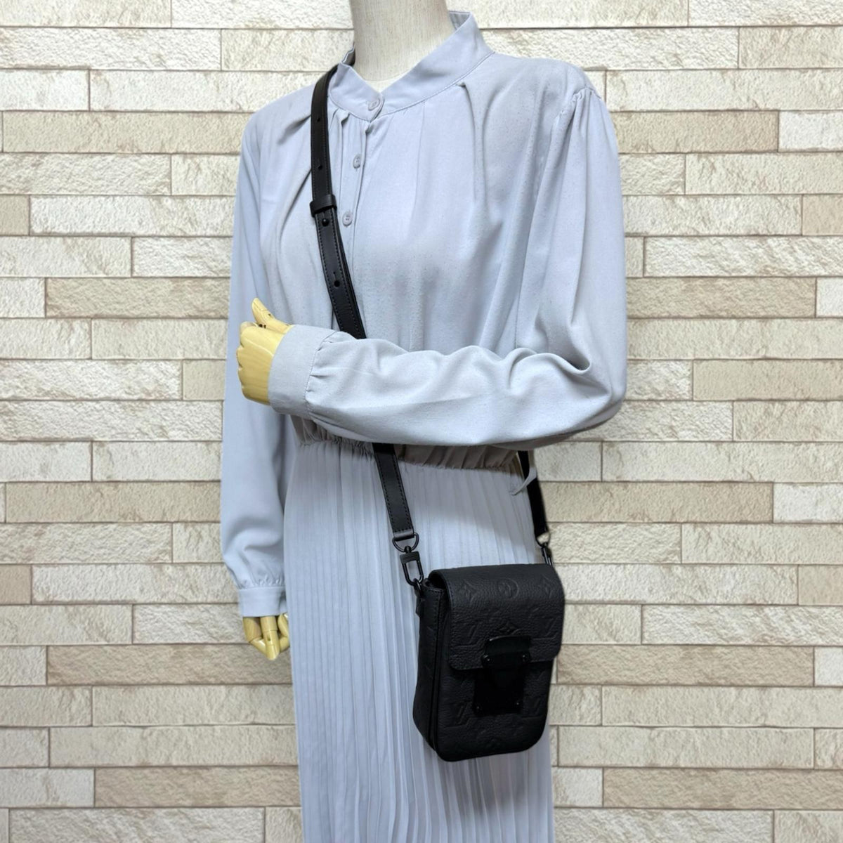 LOUIS VUITTON ルイヴィトン Sロック ヴェルティカル ウェアラブル