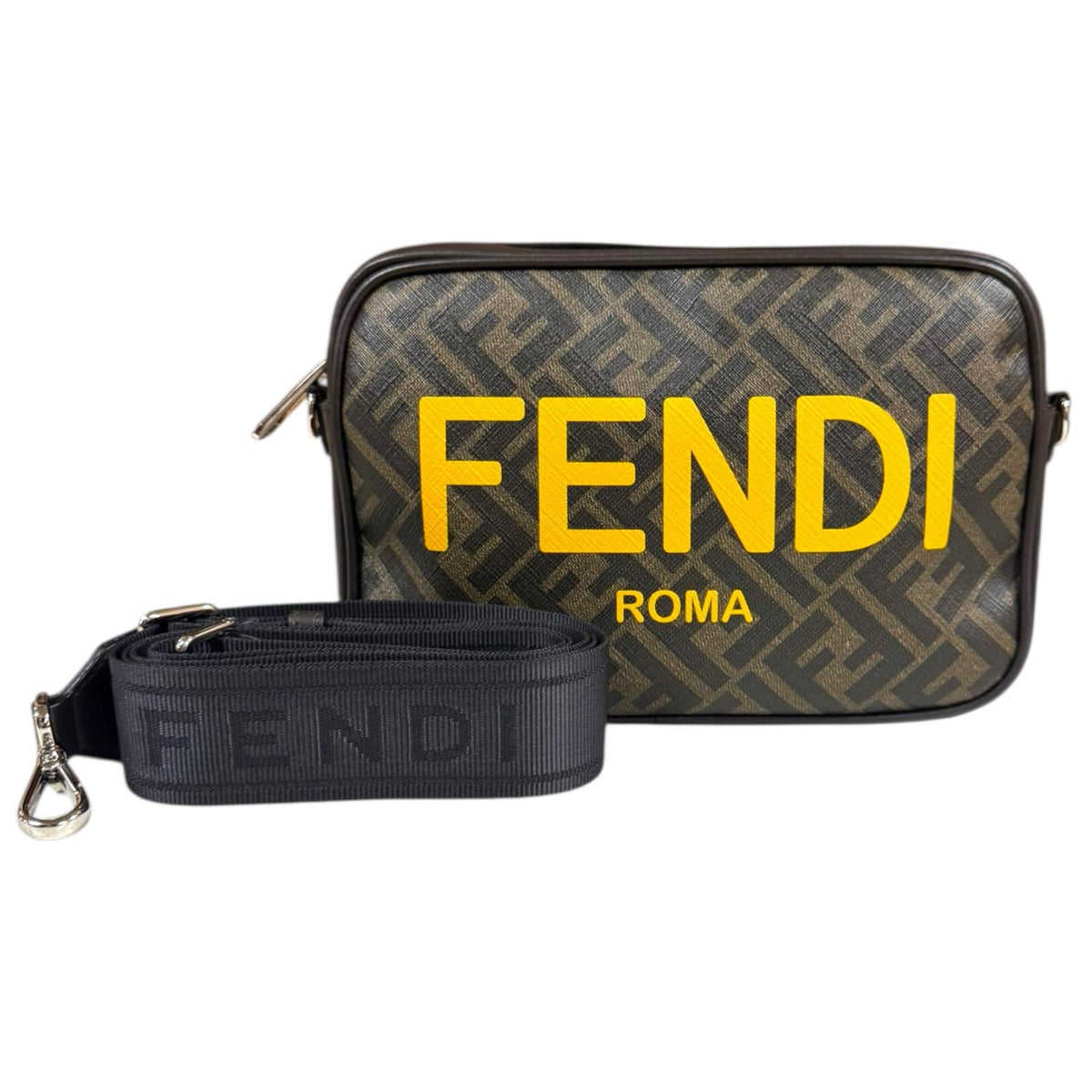 フェンディ カメラケース ミディアム ズッカ ショルダーバッグ ファブリック 7M0286 AJJ4 ブラウン メンズ FENDI  中古 R&Kリサイクルキング FENDI フェンディ カメラケース ミディアム ズッカ ショルダーバッグ