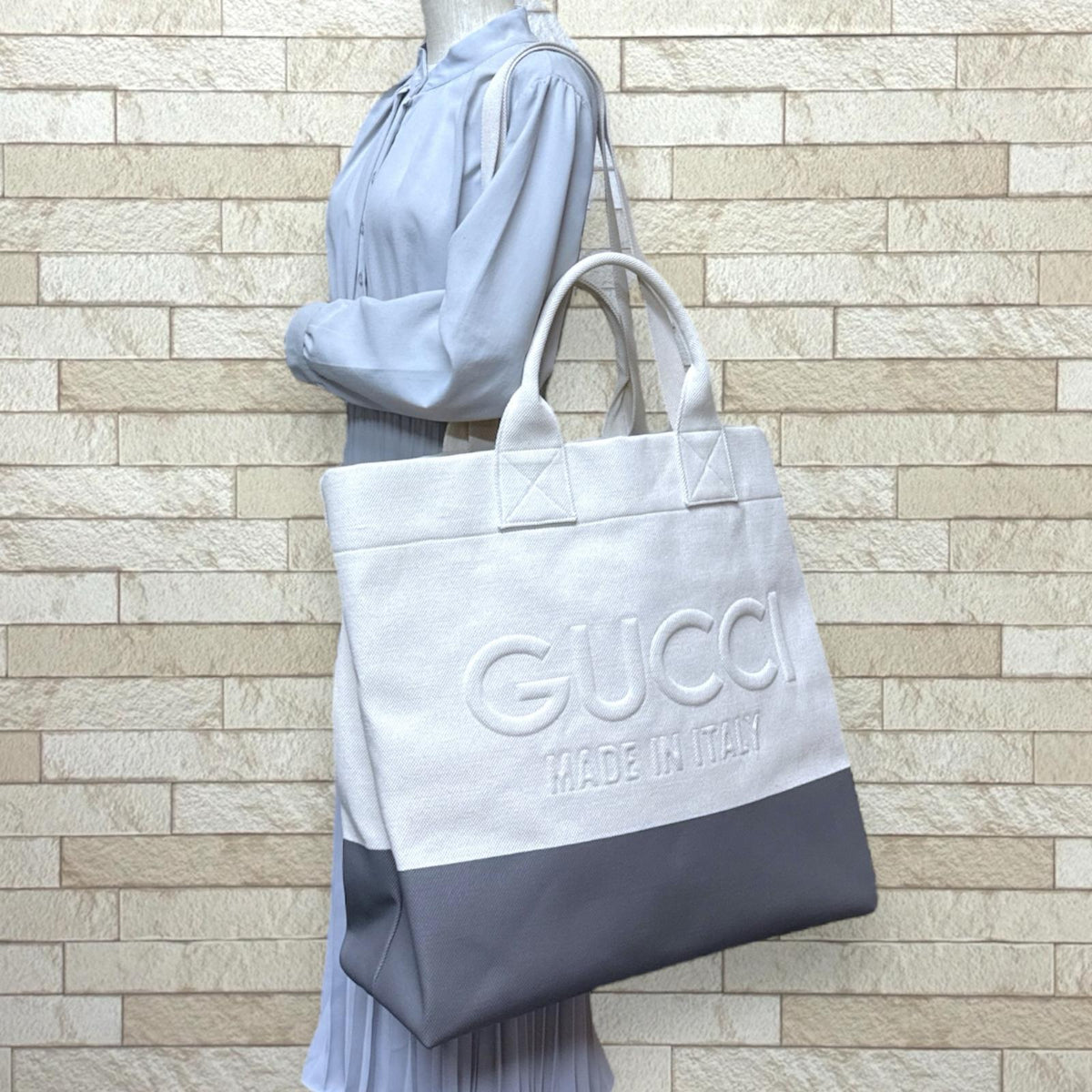 GUCCI グッチ エンボスロゴ トートバッグ GGキャンバス ベージュ ユニ