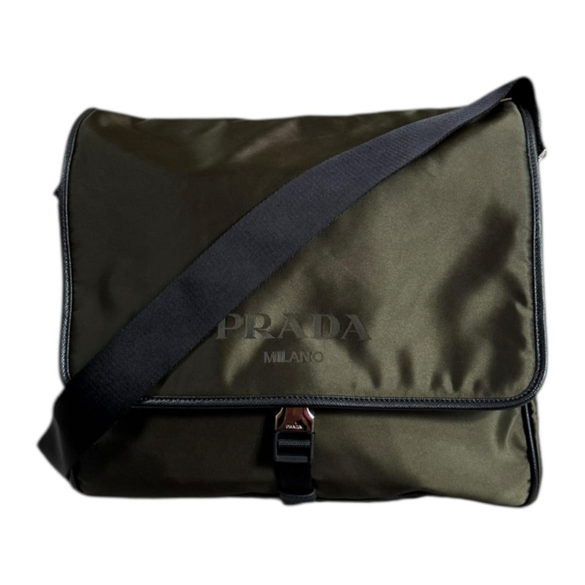 PRADA メッセンジャーバック　ナイロン　カーキ　ロゴ金具　斜め掛け　ゴールド PRADA メッセンジャーバック ナイロン カーキ ロゴ金具 斜め掛け