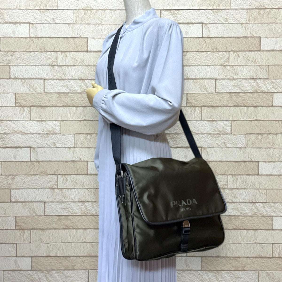 M*Y様 PRADA プラダ　メッセンジャーバッグ　ナイロン　カーキ系 プラダ PRADA ナイロン ショルダー バッグ 斜め掛け 緑 グリーン