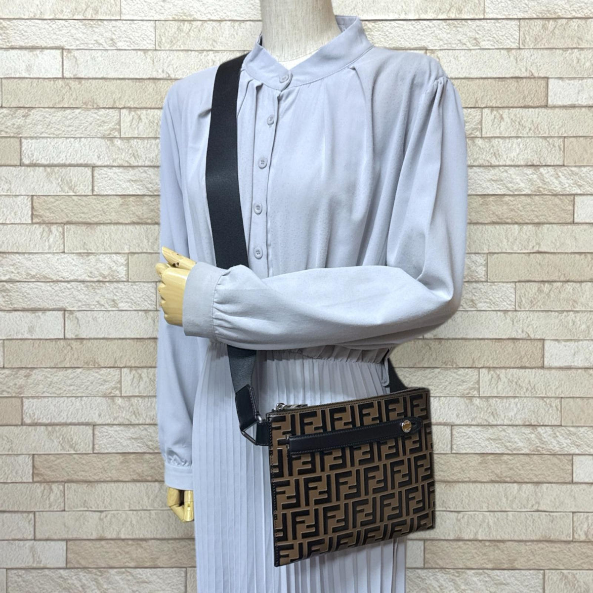 FENDI フェンディ ズッカ ショルダーバッグ レザー ブラウン メンズ