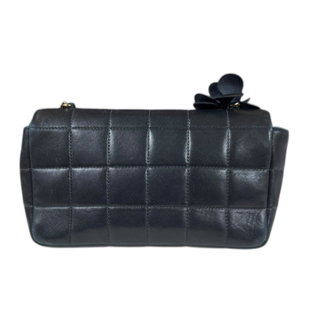 CHANEL シャネル チョコバー カメリア ショルダーバッグ ラムスキン CHANEL シャネル チョコバー カメリア ショルダーバッグ ラムスキン