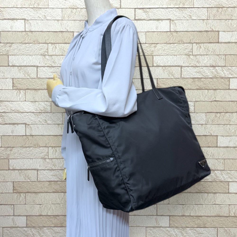 ブラックナイロントートバッグ CARLIN ZIP TOP TOTE BAG/リサイクルドブラックJP / LeSportsac