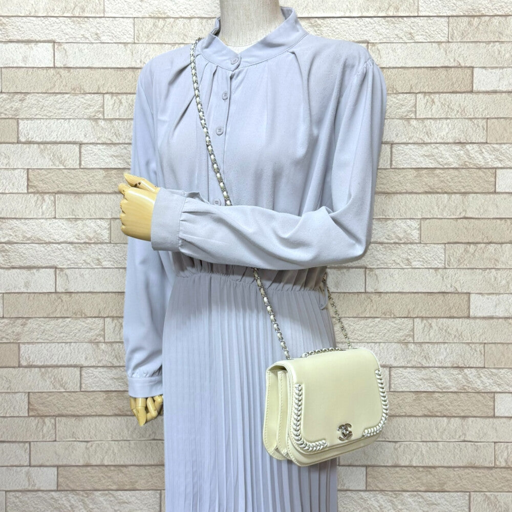 CHANEL ホワイトレザー ショルダーバッグ CHANEL シャネル ショルダーバッグ レザー ホワイト レディース