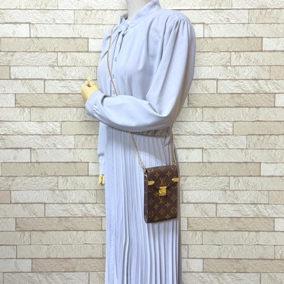 LOUIS VUITTON ルイヴィトン フォン ポーチ・メティス モノグラム