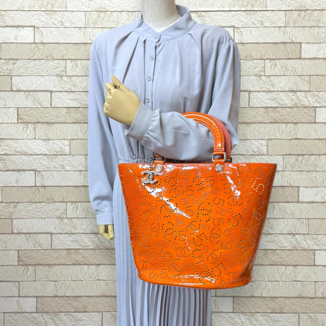 CHANEL オレンジ トートバッグ シャネル(Chanel) シャネル トートバッグ パテントレザー オレンジ