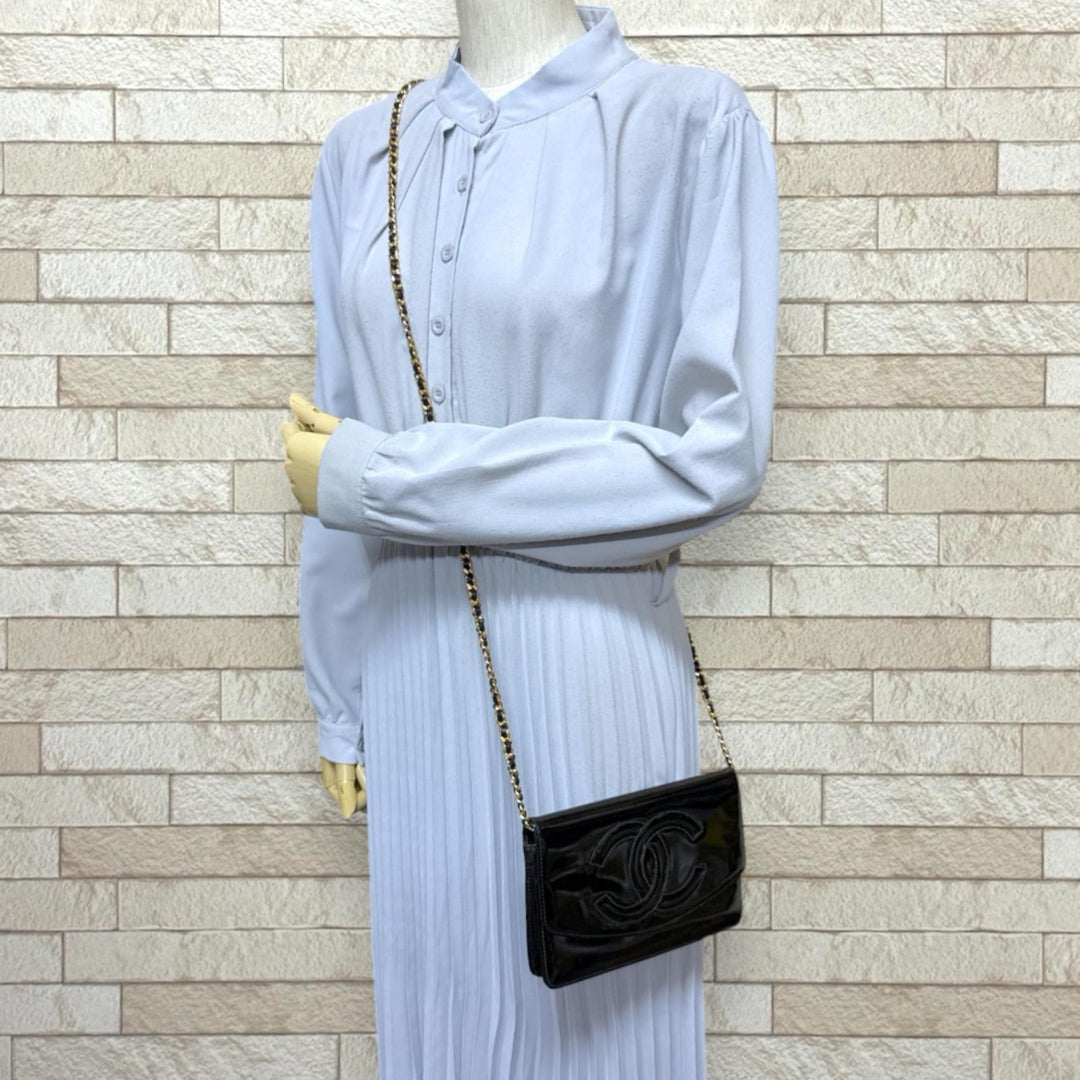 CHANEL シャネル ココマーク シルバー金具 ショルダーバッグ エナメル レディース [中古] CHANEL シャネル ココマーク ショルダーバッグ エナメル ブラック