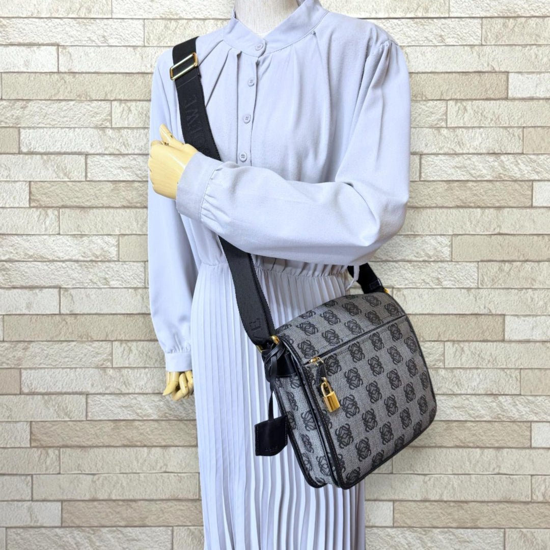 LOEWE ロエベ アナグラム ショルダーバッグ PVC グレー レディース
