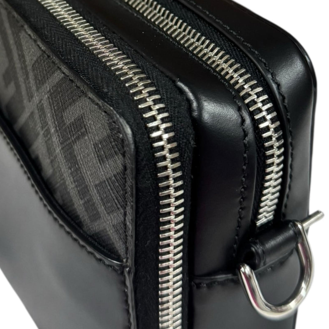 Fendi FFロゴ スクエアポーチ　レア FENDI フェンディ バッグ ショルダーバッグ SQUARED FF CAMERA