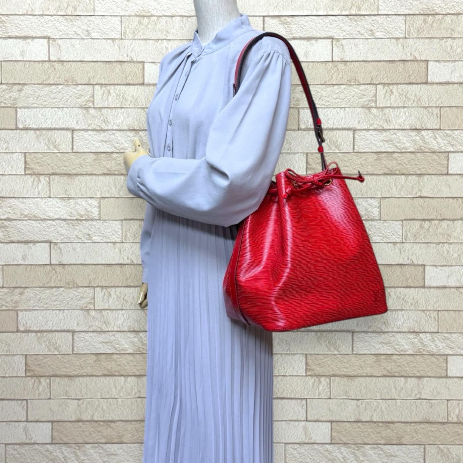 LOUIS VUITTON ルイヴィトン プチノエ エピ ショルダーバッグ