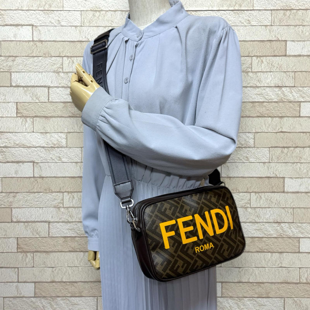 FENDI フェンディ カメラケース ミディアム ズッカ ショルダーバッグ