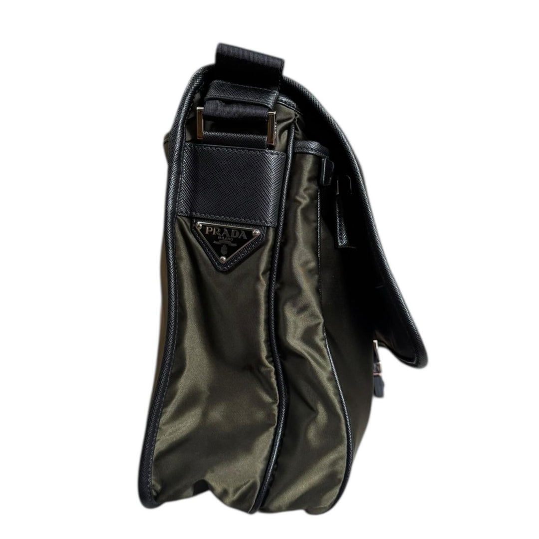 PRADA プラダ ナイロン メッセンジャーバッグ ショルダーバッグ カーキ PRADA プラダ ナイロン カーキ 三角プレート ショルダーバッグ