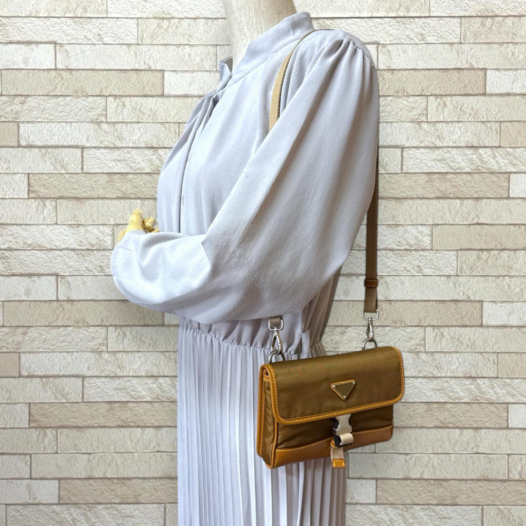 PRADA プラダ リナイロン スマートフォンケース ショルダーバッグ