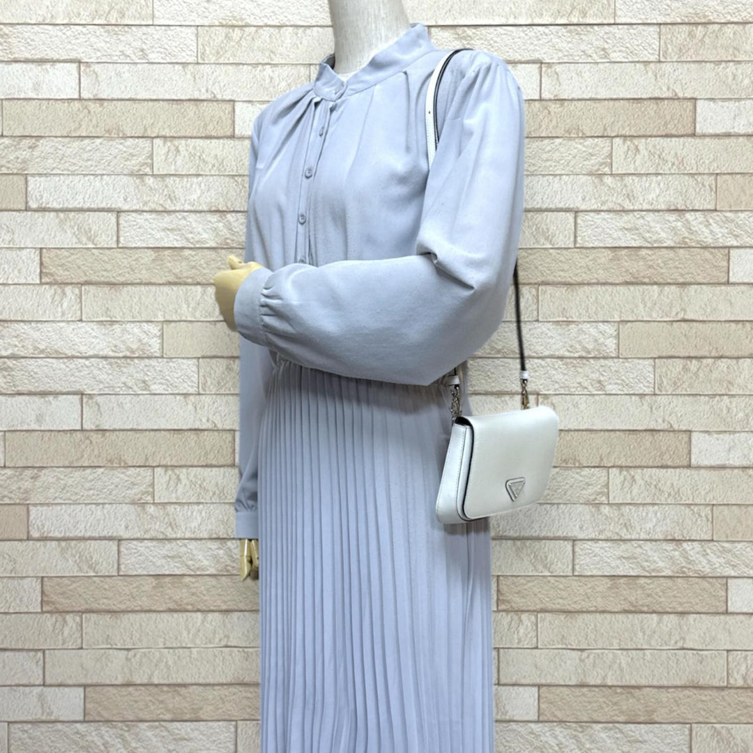 プラダ サフィアーノ ショルダーバッグ レザー 2VD061 ホワイト ユニセックス PRADA  中古 PRADA プラダ サフィアーノ ショルダーバッグ レザー ホワイト ユニ