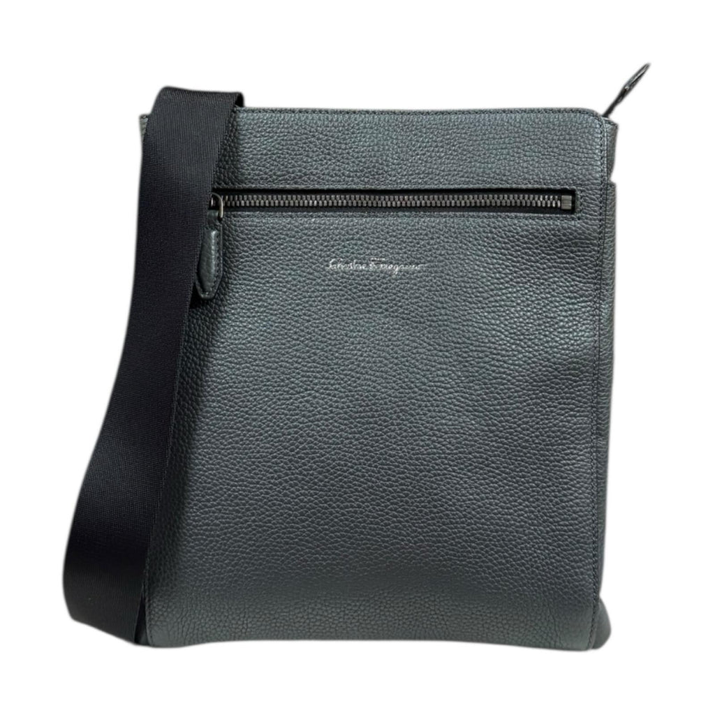 【美品】Salvatore Ferragamoメンズショルダーバッグ Salvatore Ferragamo サルヴァトーレフェラガモ ショルダーバッグ
