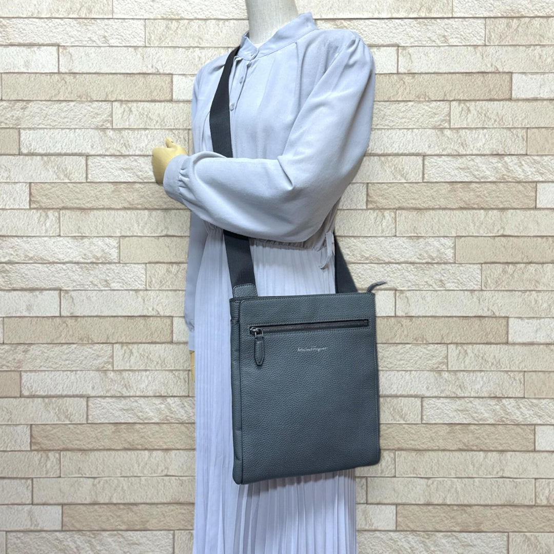 Salvatore Ferragamo サルヴァトーレフェラガモ ショルダーバッグ