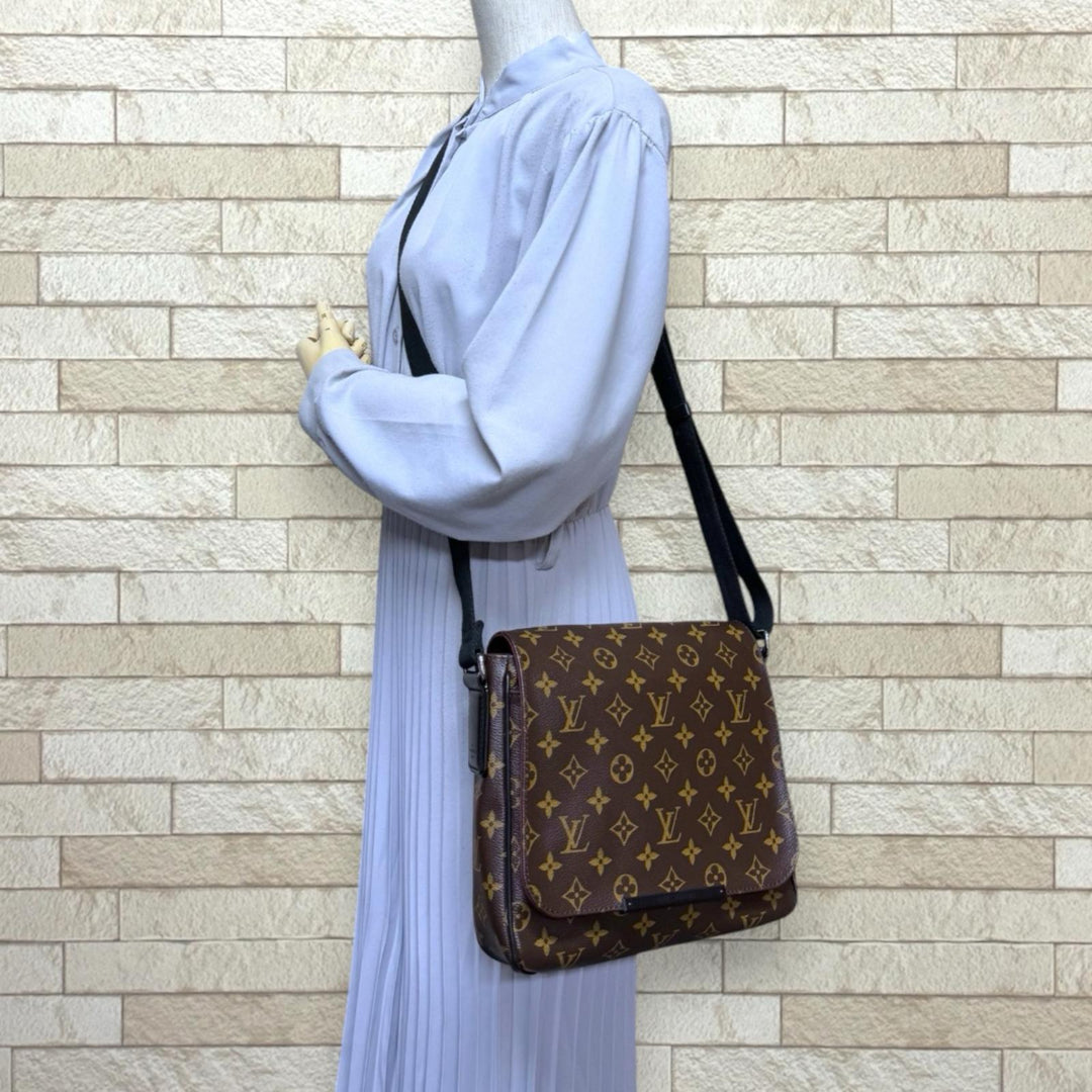 LOUIS VUITTON ルイヴィトン ディストリクトPM モノグラム・マカサー