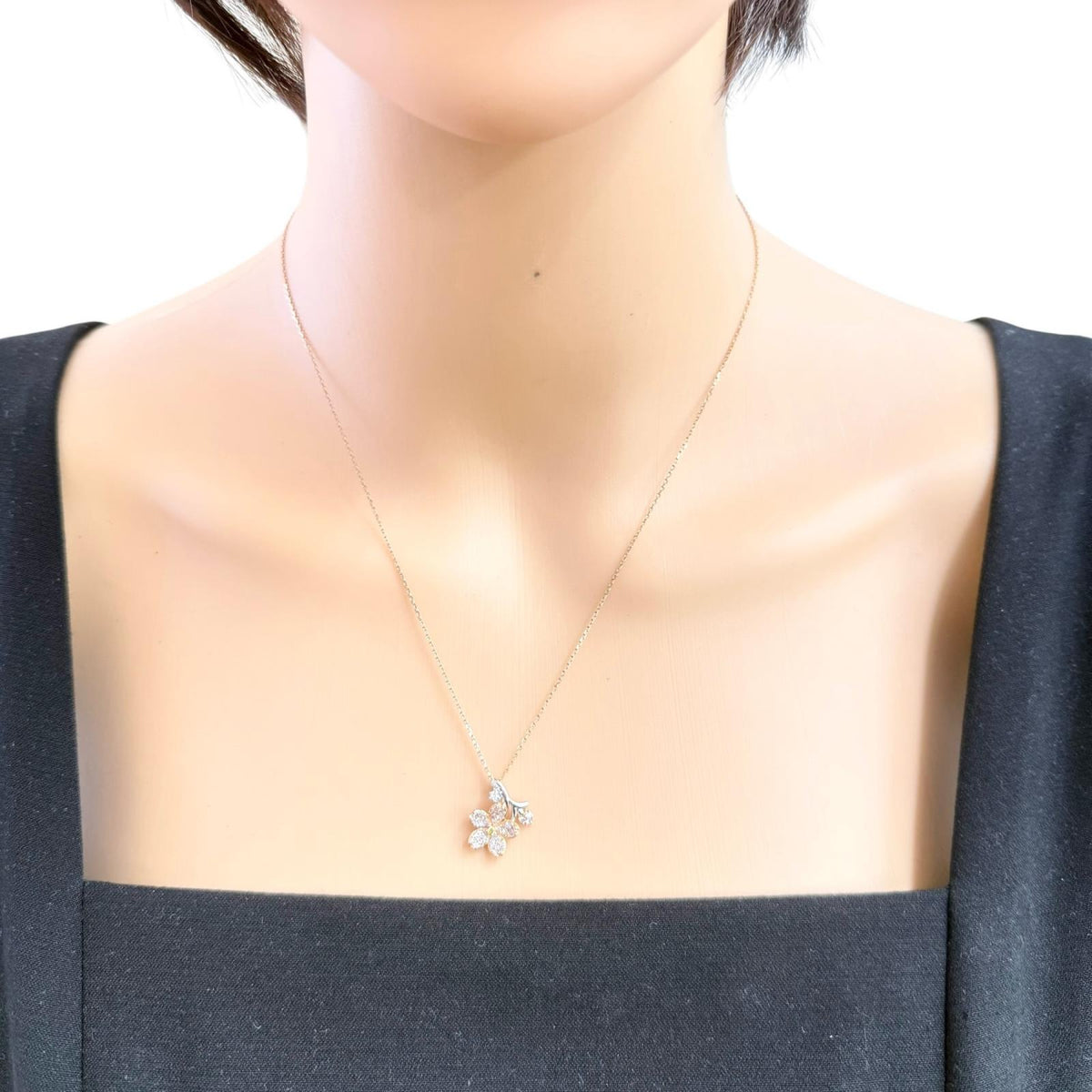 18金ゴールド製のペンダントネックレス 箱付き中古良品 imgrc0148504193.jpg