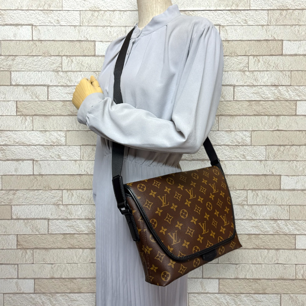 LOUIS VUITTON Louis Vuitton Magnetic Messenger Monogram Makaser Shoulder Bag Monogram Makaser Brown Men s Used