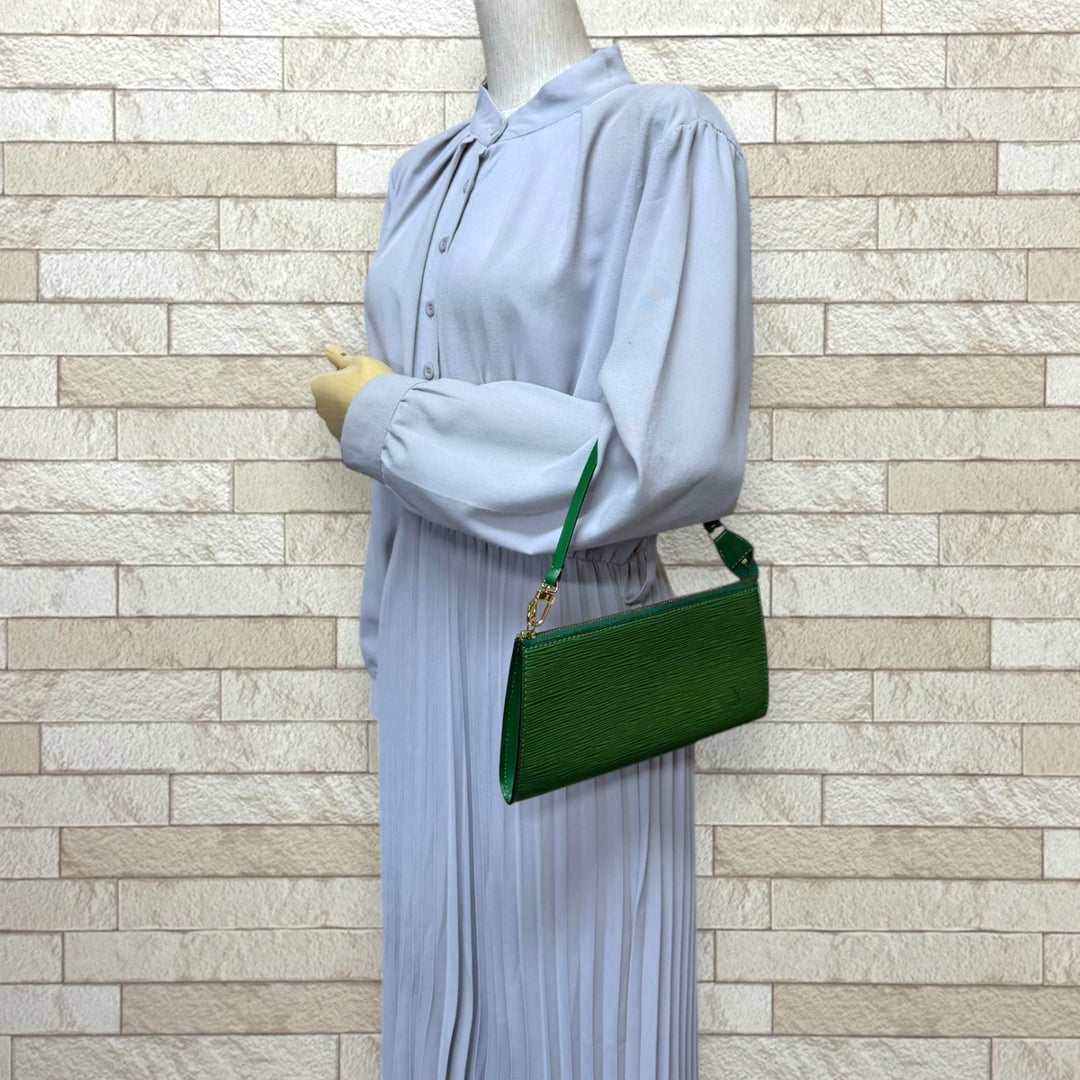Louis Vuitton グリーン エピレザー クラッチバッグ ポシェット Louis Vuitton グリーン エピレザー クラッチバッグ ポシェット Louis