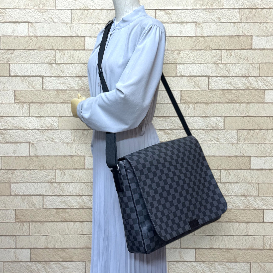 ルイヴィトン　ダミエグラフィット　ディストリクトMM　ショルダーバッグ 4909 LOUIS VUITTON - 美品✨ ルイヴィトン ディストリクトMM ダミエ