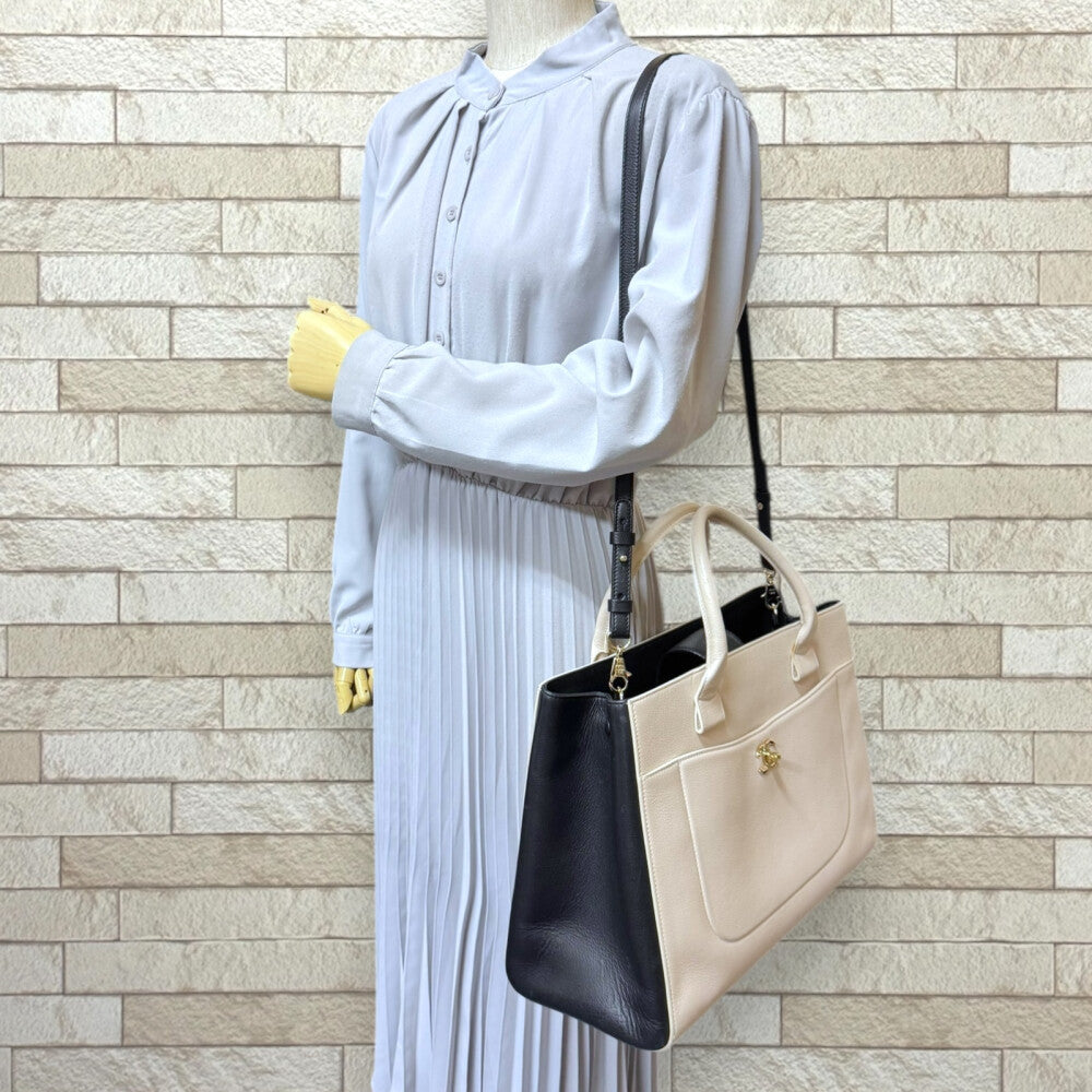 シャネル　ネオエグゼクティブトート　白　キャビアスキン　23番台　美品☆ CHANEL - シャネル ネオエグゼクティブトート 白 キャビアスキン 23