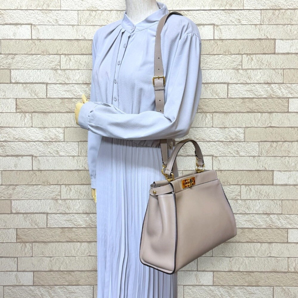 FENDI フェンディ ミディアム ピーカブー レギュラー ショルダーバッグ