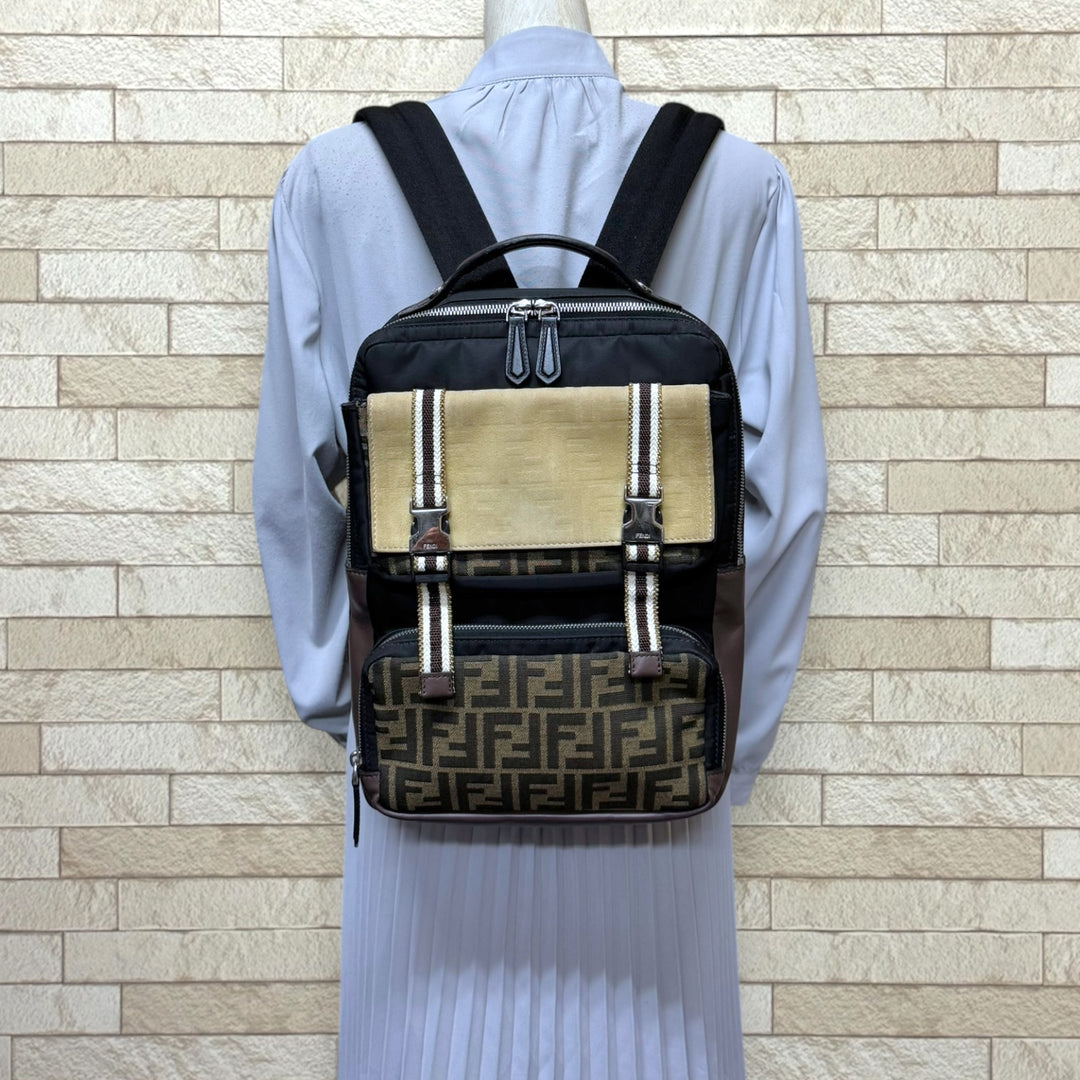 FENDI フェンディズッカロゴ総柄 鍵付きリュックサック FENDI フェンディズッカロゴ総柄 鍵付きリュックサック