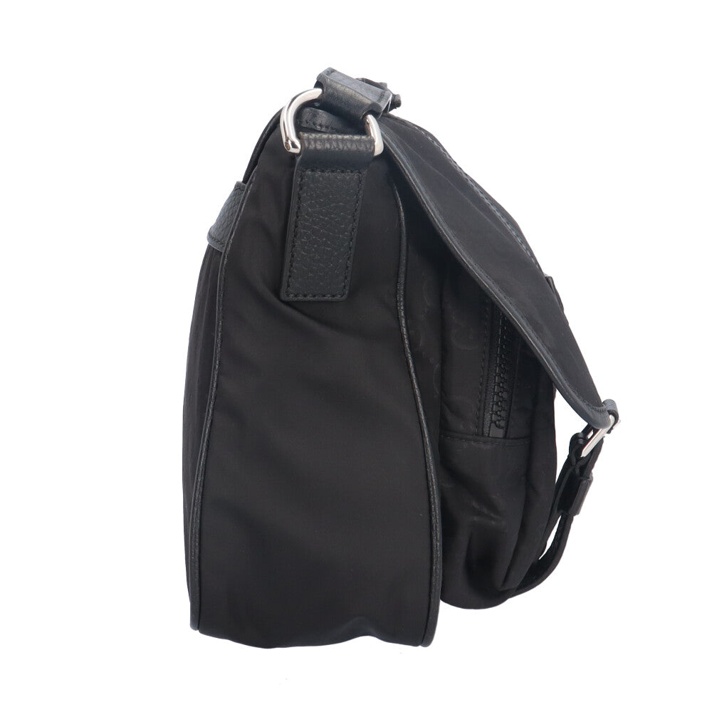 GUCCI ロゴ　ナイロン ショルダーバッグ　メッセンジャーバッグ　ブラック GUCCI ロゴ ナイロン ショルダーバッグ メッセンジャーバッグ