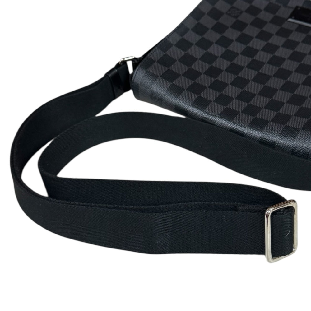 LOUIS VUITTON ルイヴィトン ディストリクトPM ダミエグラフィット
